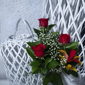 ramo de 3 rosas rojas con paniculata