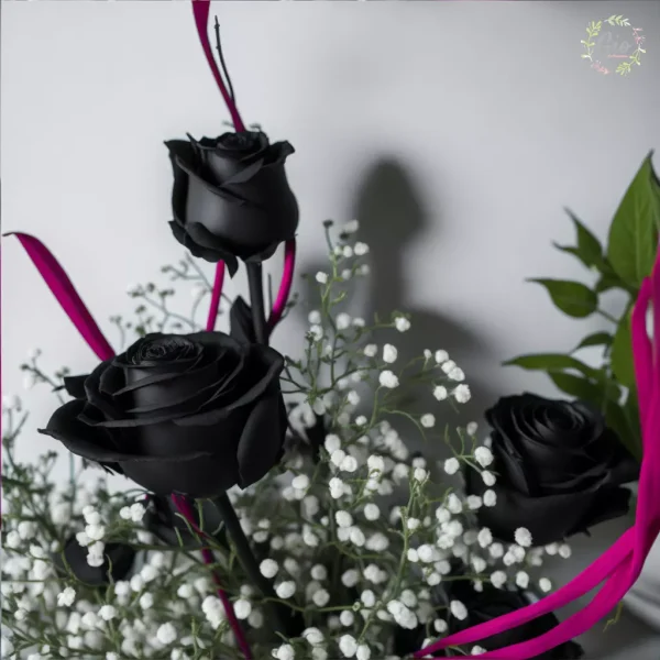 ramo de 3 rosas negras en jarron morado